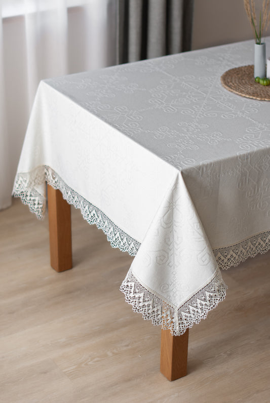 Kokvilnas galdauts ar mežģīni ar Saules rakstu, uzklāts uz galda no HarmoMe.