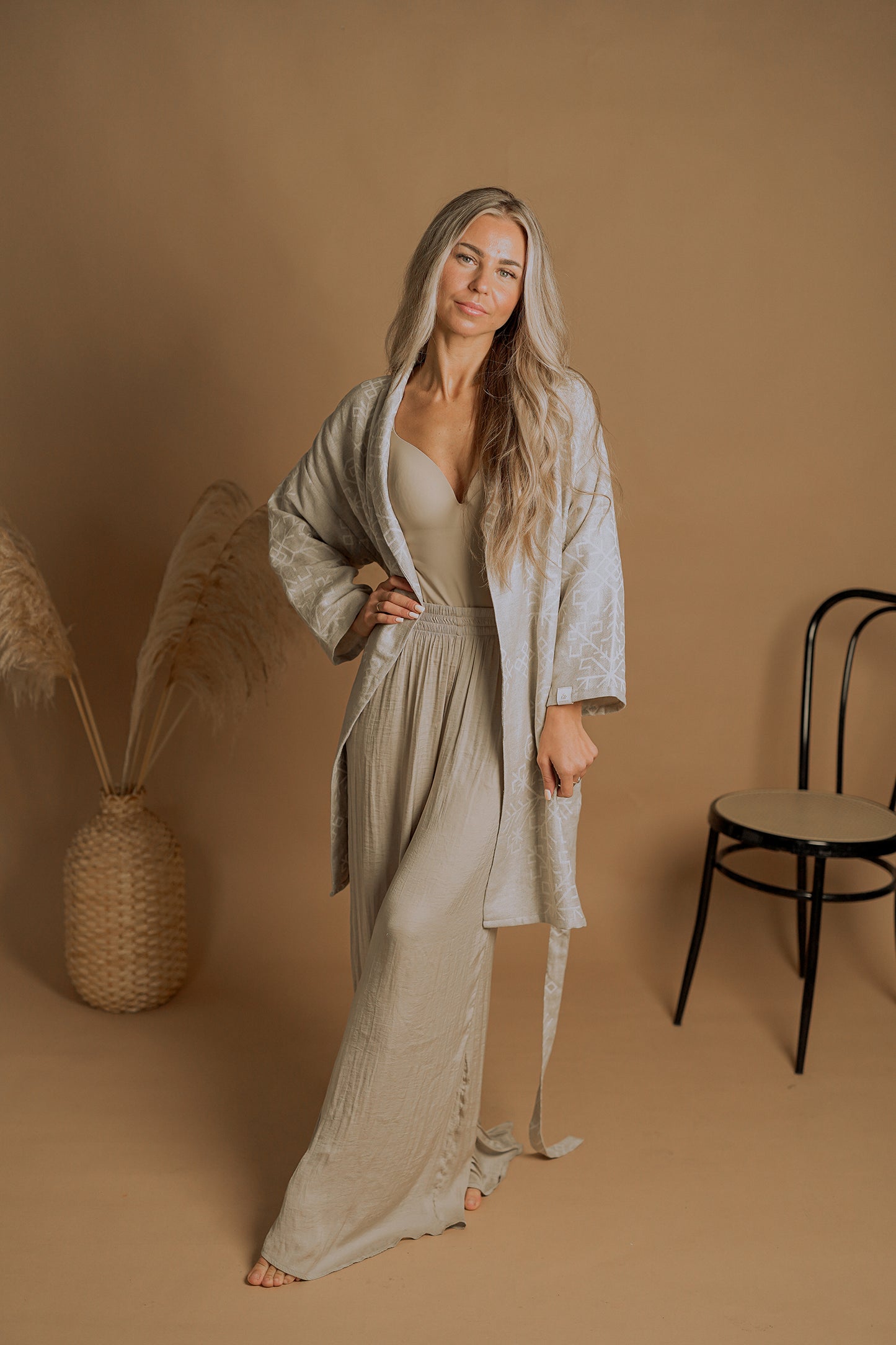 Lina un kokvilnas boho stila kimono / halāts Mini ar austras koka rakstu, modele rāda halātu relaksētā, atvērtā veidā no HarmoMe.