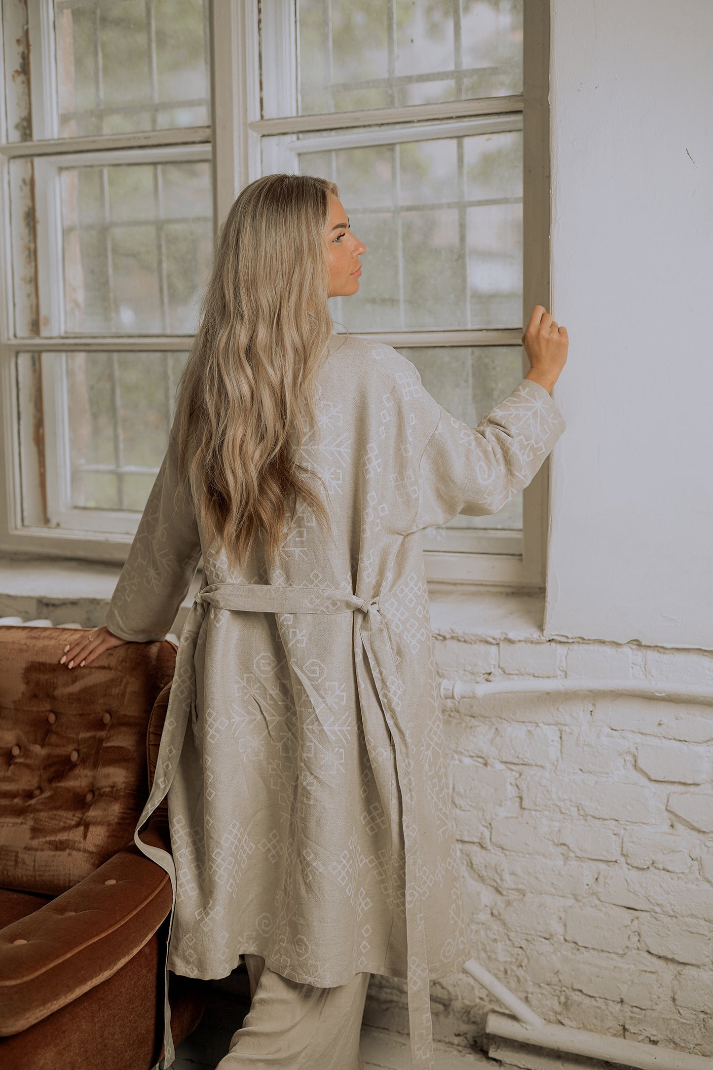 Lina un kokvilnas Boho stila kimono/halāts sievietēm ar austras koka rakstu, tiek rādīta aizmigurue uz modeles no HarmoMe.
