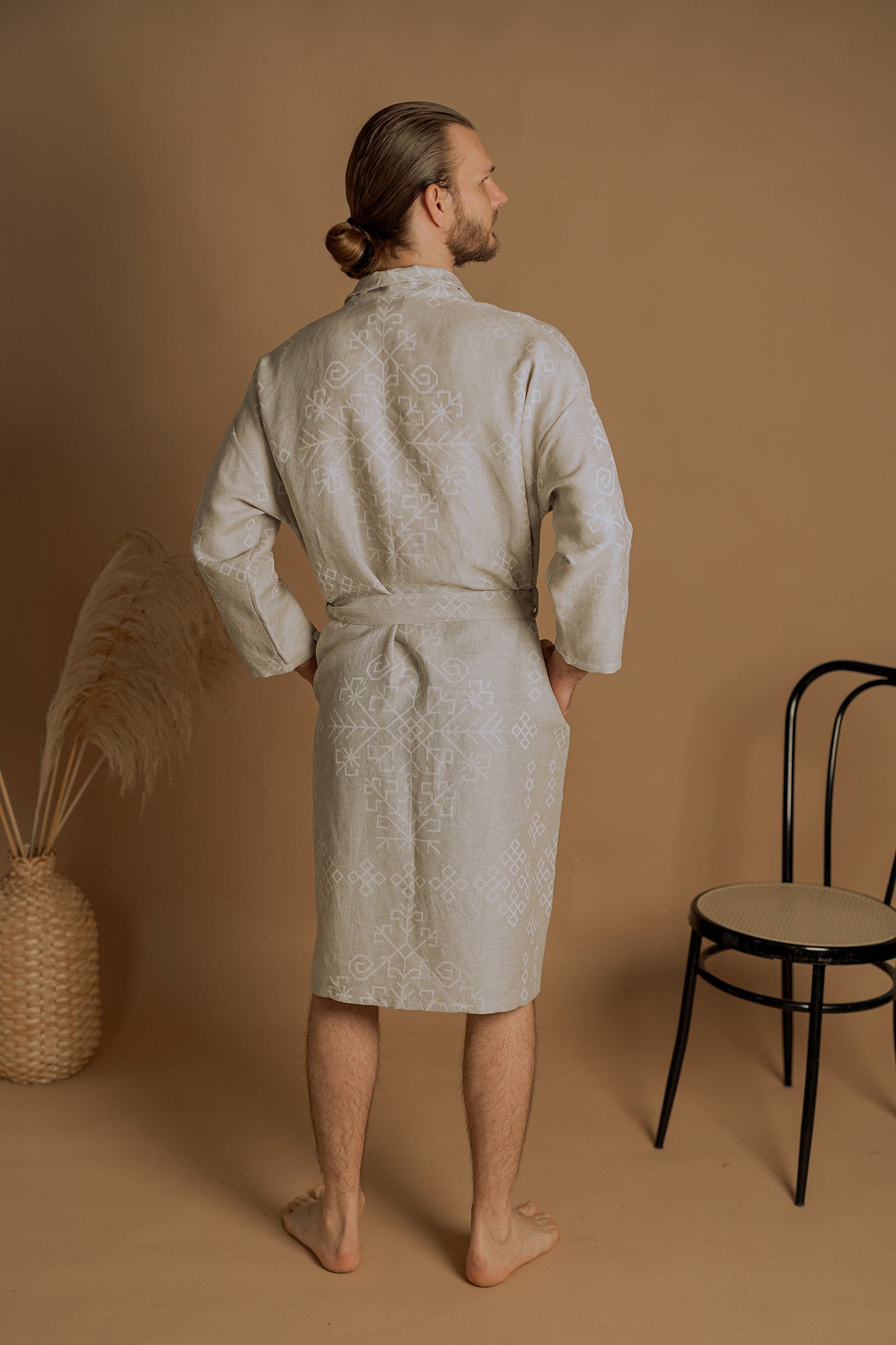 Lina un kokvilnas Boho stila kimono/halāts vīriešiem ar austras koka rakstu, tiek rādīta aizmugure uz modeļa no HarmoMe.