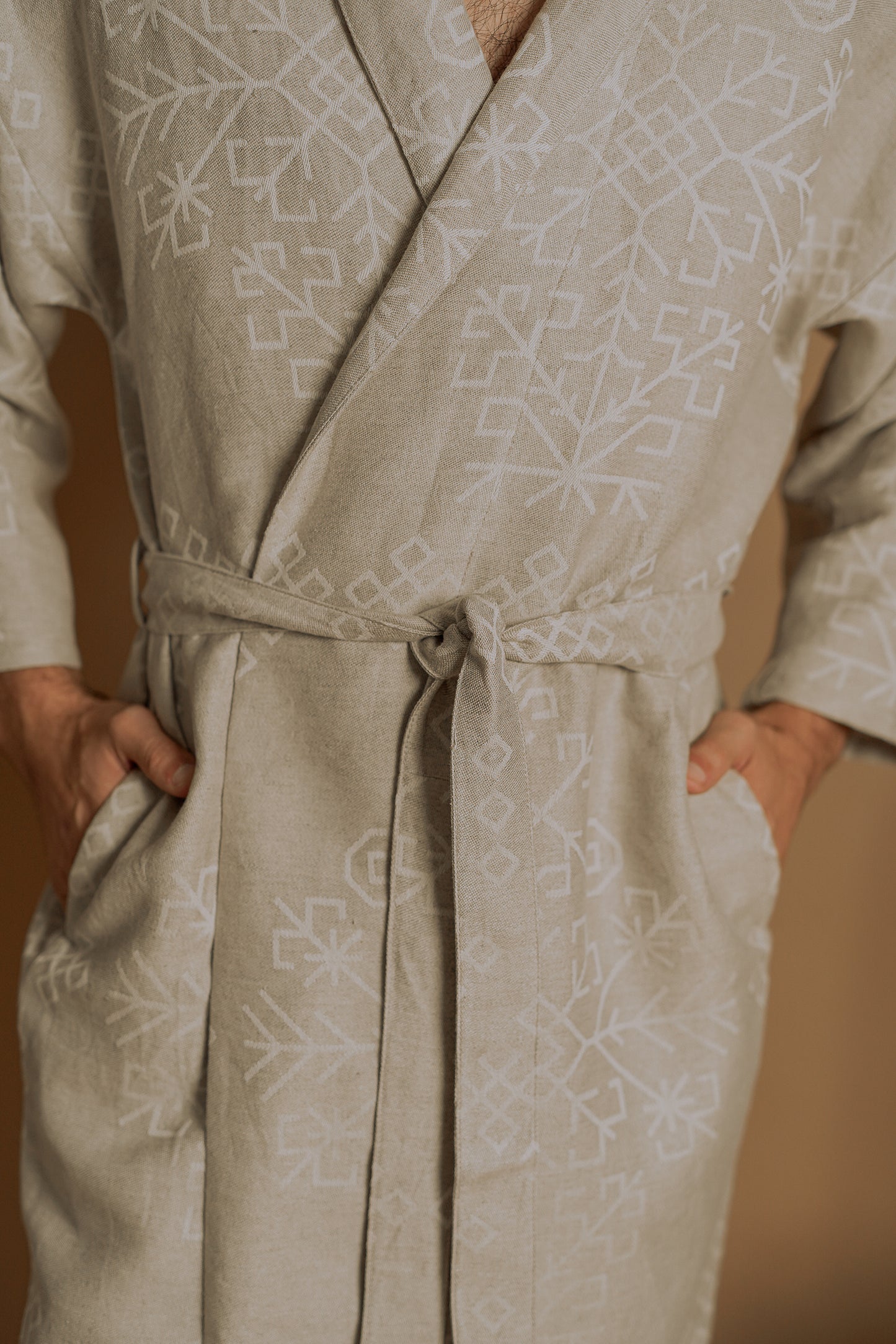 Lina un kokvilnas Boho stila kimono/halāts ar austras koka rakstu labi redzama jostasvieta sasietā variantā no HarmoMe.