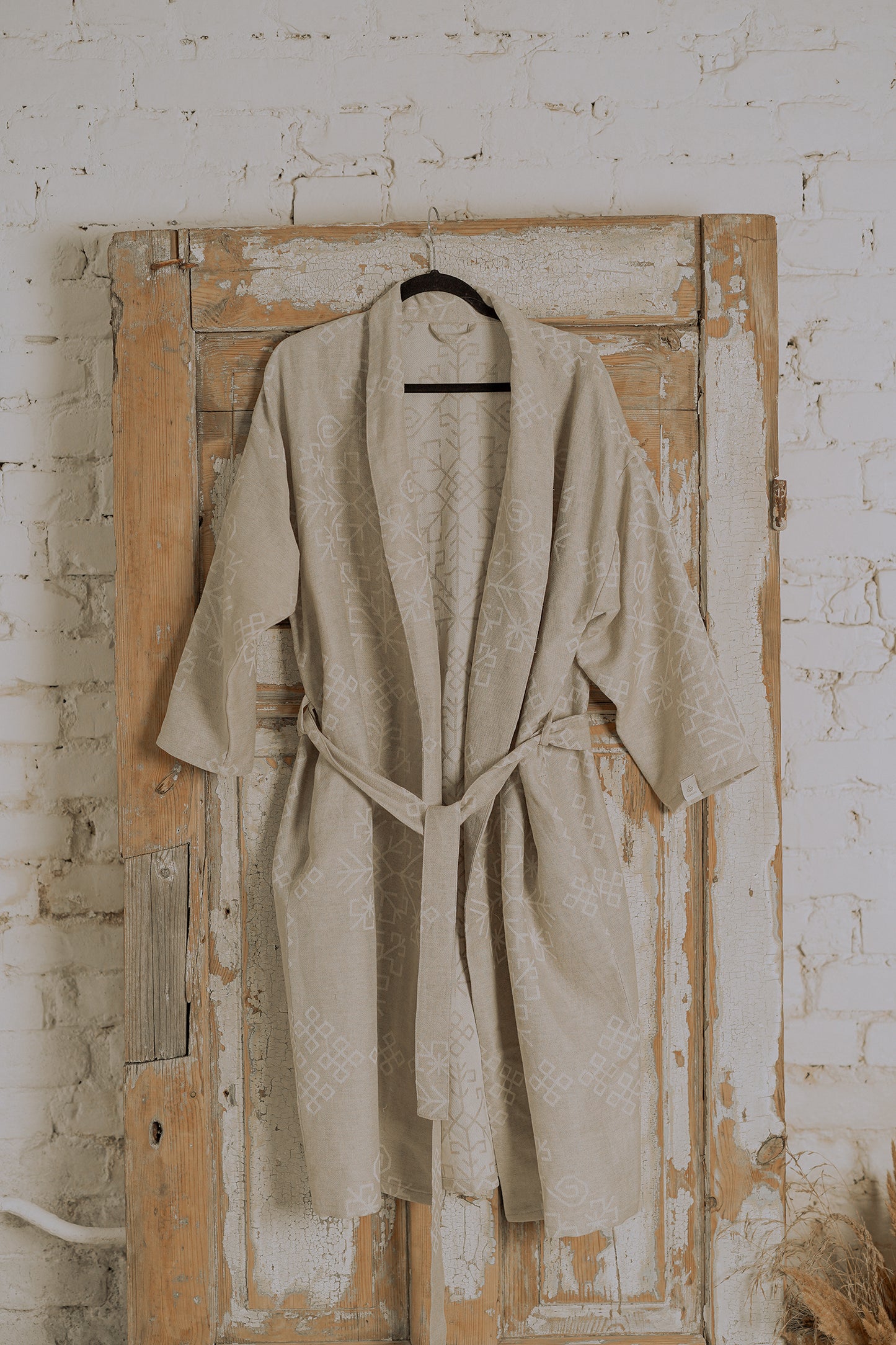 Lina un kokvilnas Boho stila kimono/halāts ar austras koka rakstu, pakarināts uz virsmas, labi redzams dizains no HarmoMe.