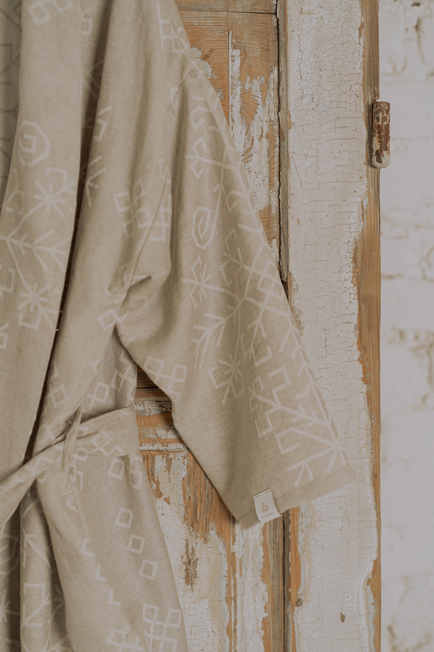 Lina un kokvilnas Boho stila kimono/halāts ar austras koka rakstu tuvplānā, labi redzams raksts no HarmoMe.