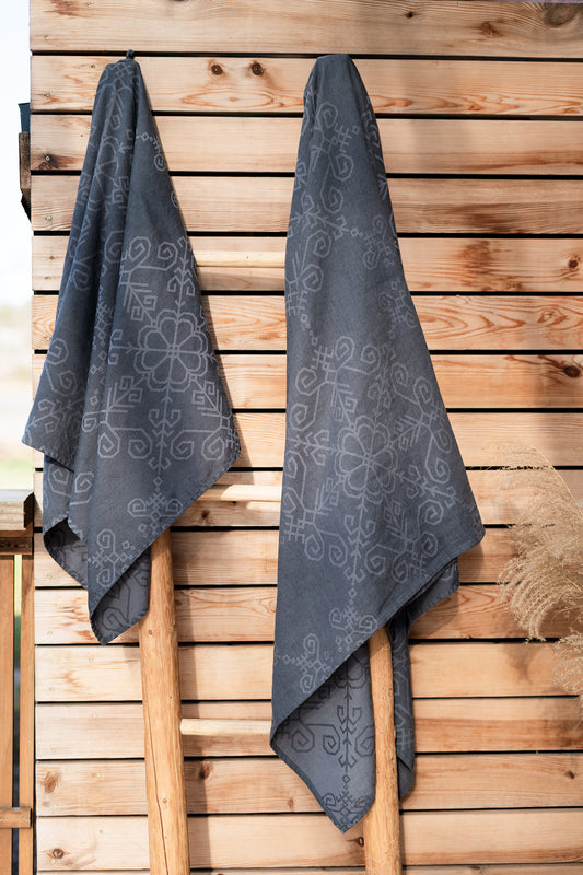 Lina dvielis ar Saules rakstu, tumši pelēks