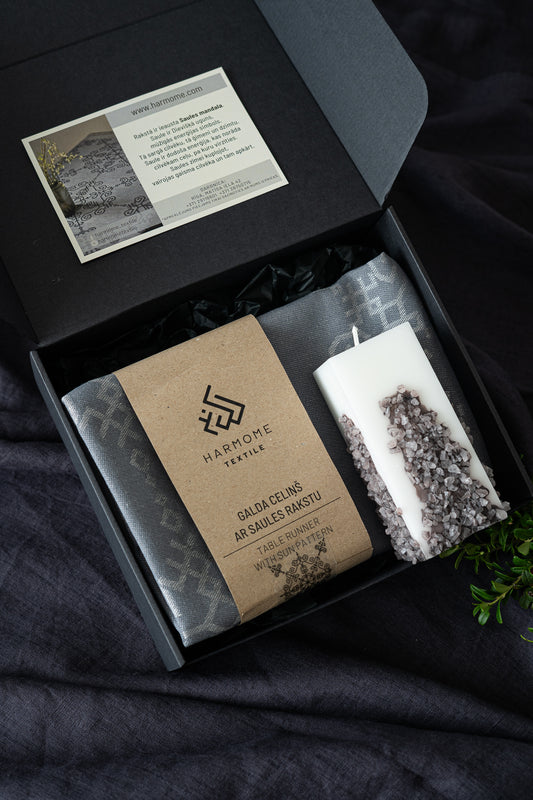 Pelēks galda celiņš ar Saules rakstu / Svece ar sāli