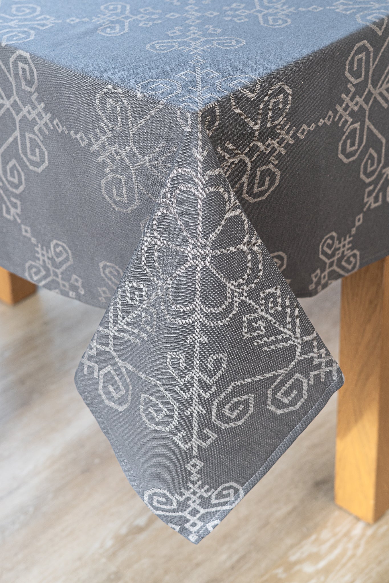 Lina galdauts ar Saules rakstu, pelēks