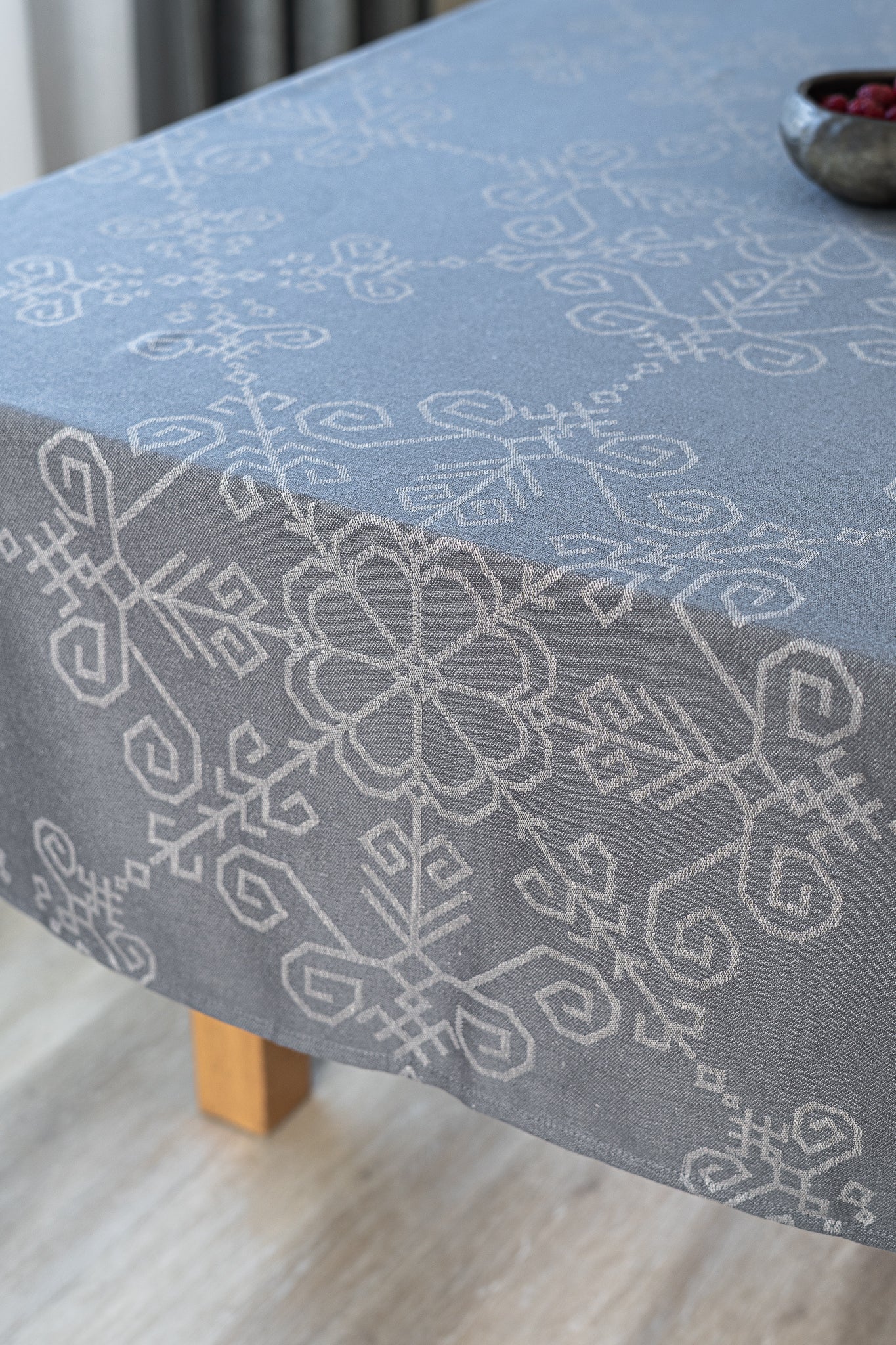 Lina galdauts ar Saules rakstu, pelēks