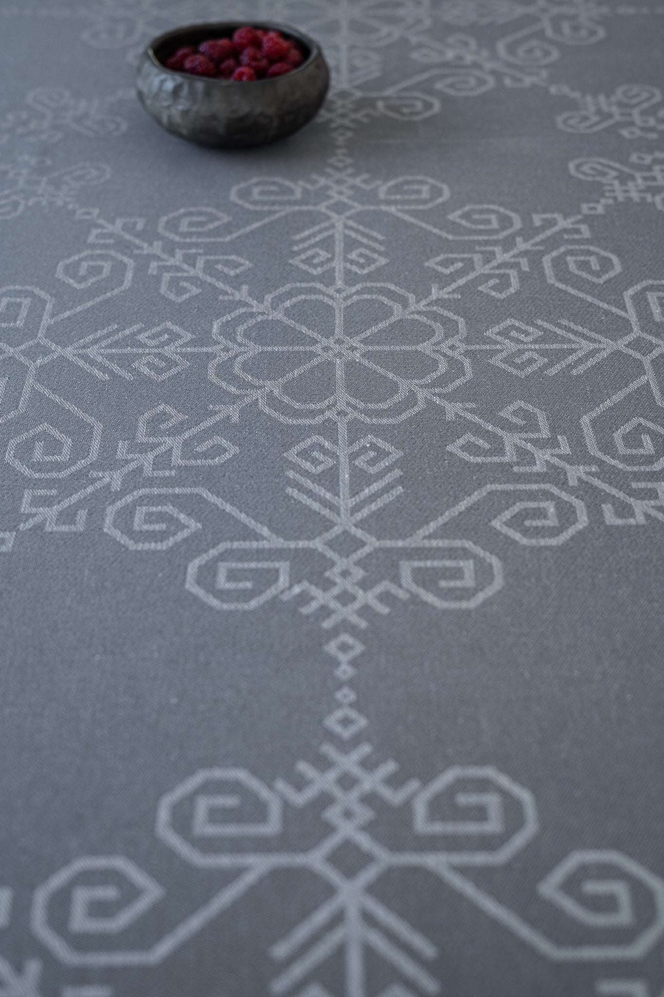 Lina galdauts ar Saules rakstu, pelēks