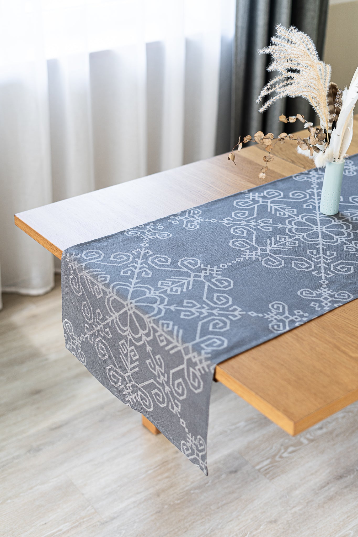Lina galda celiņš ar Saules rakstu, pelēks