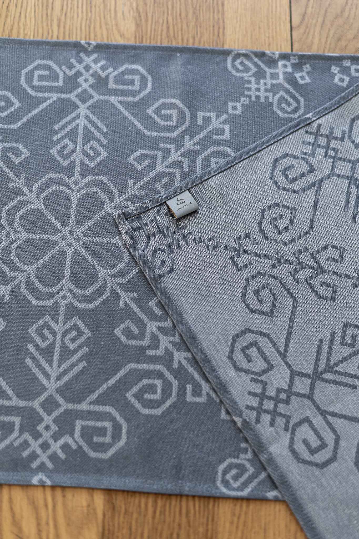 Lina galda celiņš ar Saules rakstu, pelēks