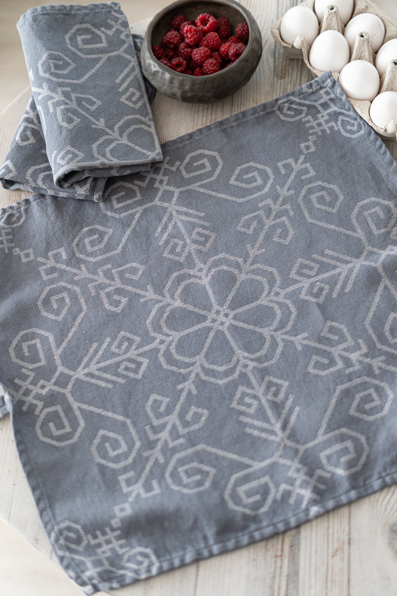 Lina virtuves dvielis ar Saules mandalu, tumši pelēks