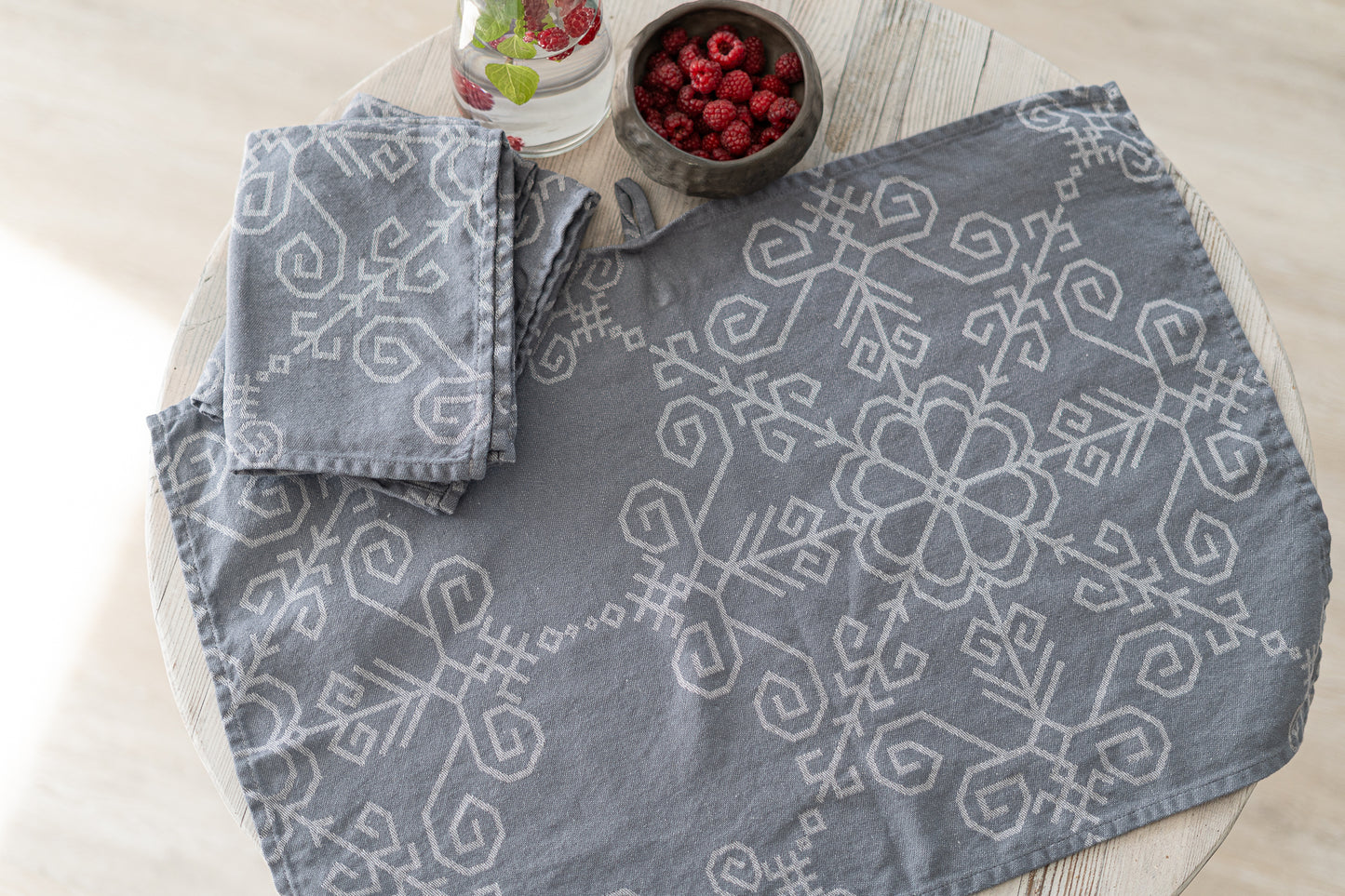 Lina virtuves dvielis ar Saules mandalu, tumši pelēks