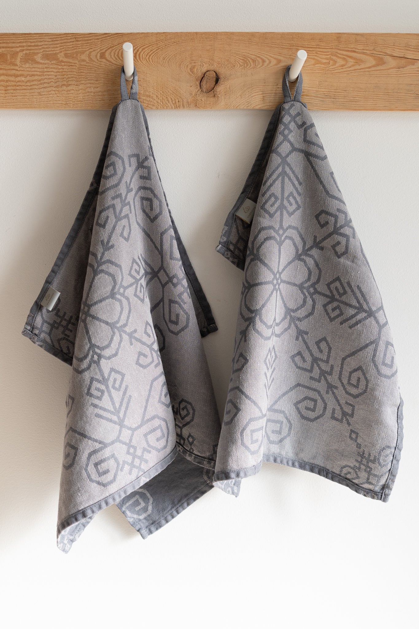 Lina virtuves dvielis ar Saules mandalu, tumši pelēks