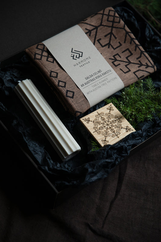 Dāvanu komplekts ar galda celiņu ar Austras koku, sveci, paliktnii ar Saules mandalu, iepakoti skaistā kastē no HarmoMe.