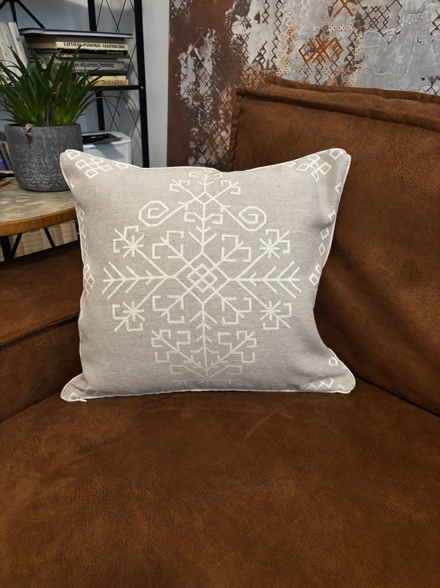 Dekoratīvā spilvendrāna ar Austras koku, naturāla