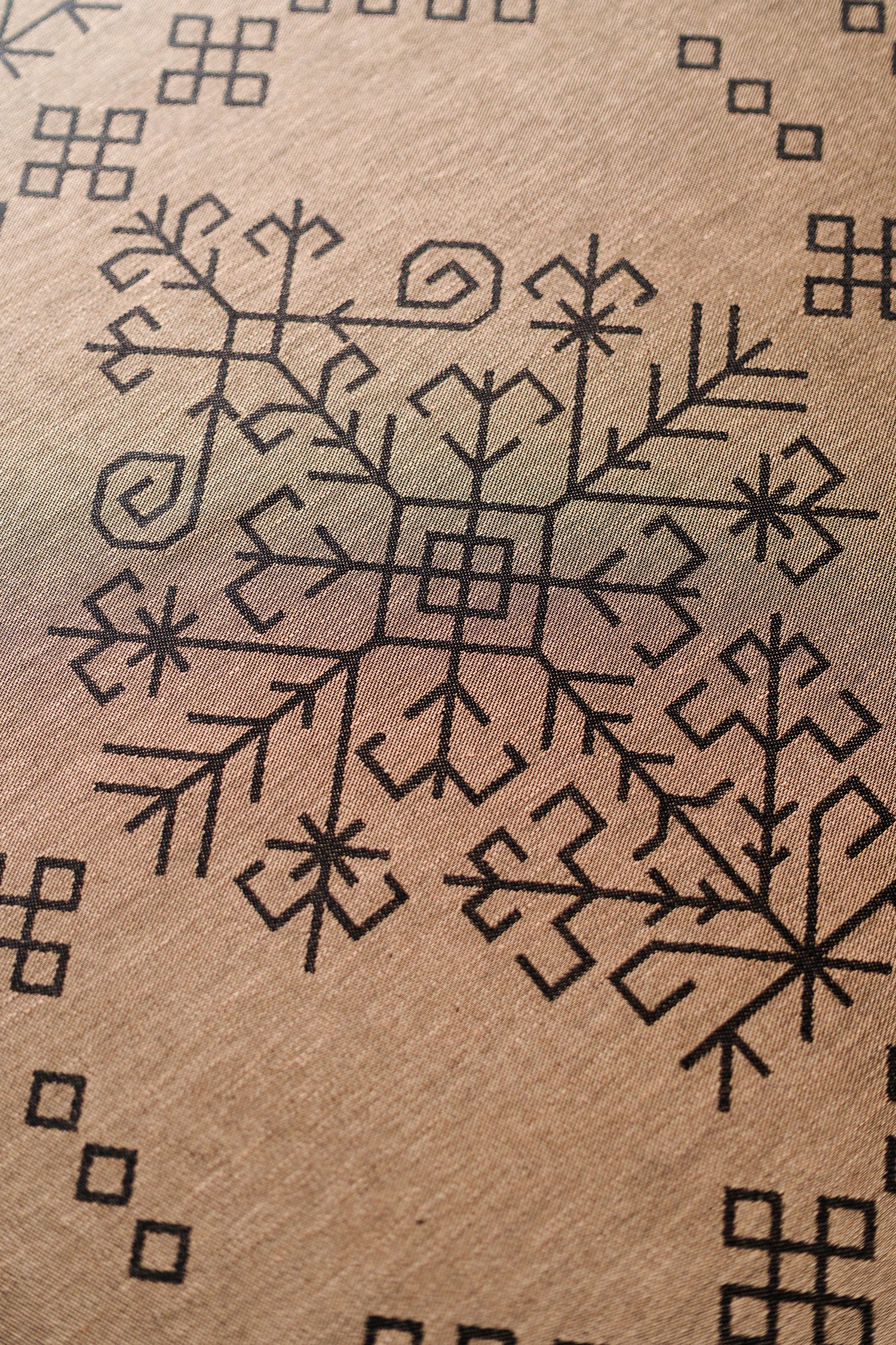 Lina galdauts ar Austras koka rakstu tuvplānā, labi redzams raksts no HarmoMe.