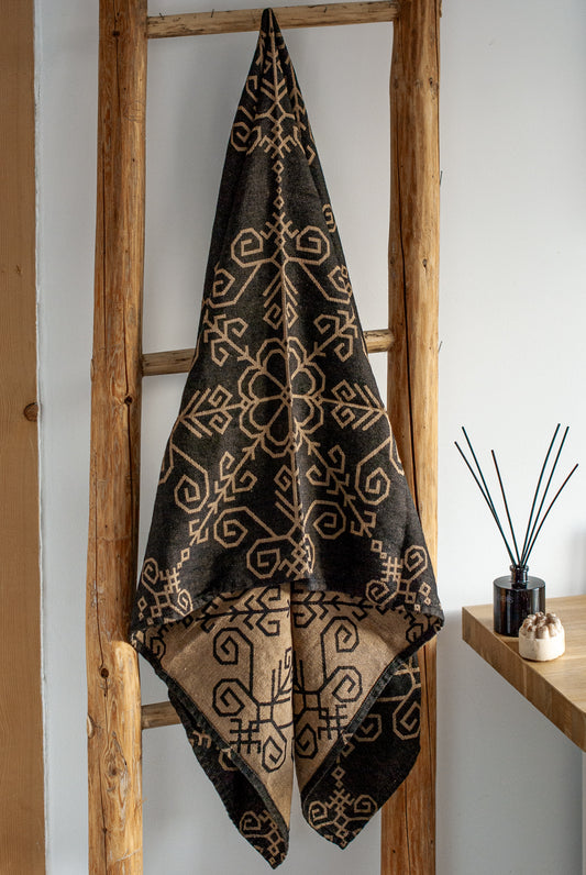 Lina dvielis ar saules rakstu pakarināts, lieliski redzamas abas puses un raksts no HarmoMe.