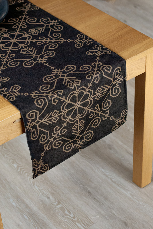 Lina galda celiņš ar saules rakstu, uzklāts uz galda, labi redzams raksts no HarmoMe.