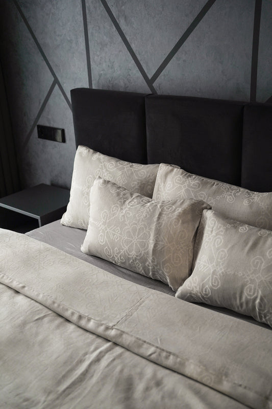 Lina un kokvilnas gultas veļa ar Saules rakstu, izcili redzams raksts uz spilveniem no HarmoMe.