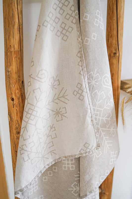 Lina dvielis ar Austras koka rakstu, izcili redzamas abas auduma puses  no HarmoMe.