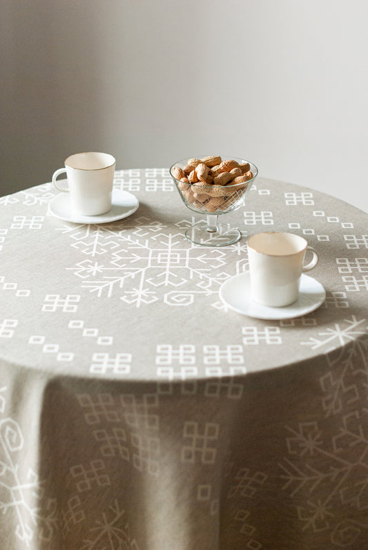 Lina galdauts ar Austras koka rakstu, izklāts galda klājumā, izcili redzams raksts no HarmoMe.