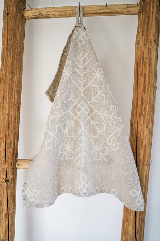 Lina virtuves dvielis ar austras koka rakstu pakarināts, lieliski redzams raksts un malu apdare no HarmoMe.