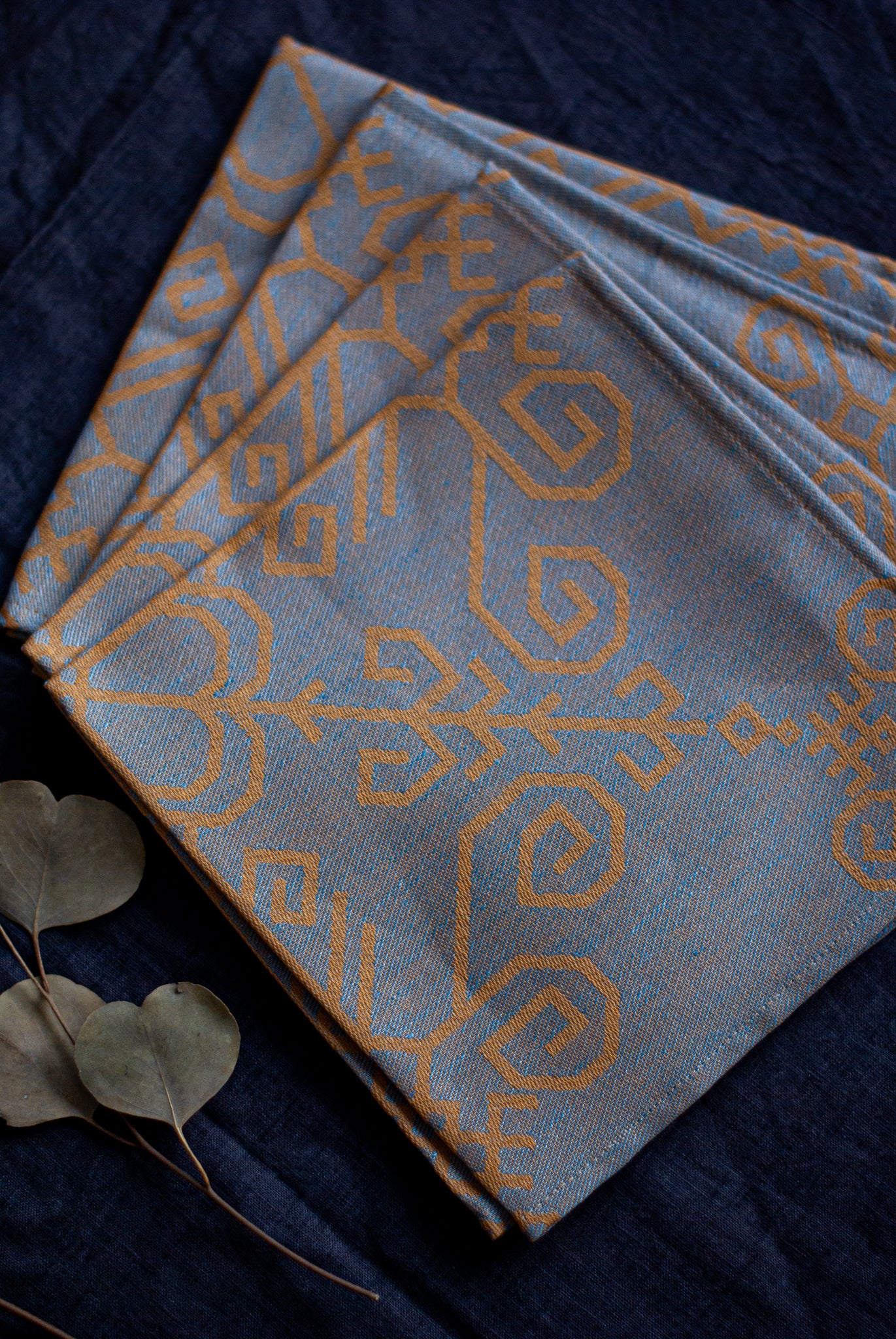 Lina salvete ar iestrādātu Saules mandalas rakstu, vairāki eksemplāri tuvplānā no HarmoMe.