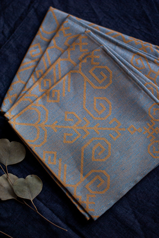 Lina salvete ar iestrādātu Saules mandalas rakstu, vairāki eksemplāri tuvplānā no HarmoMe.