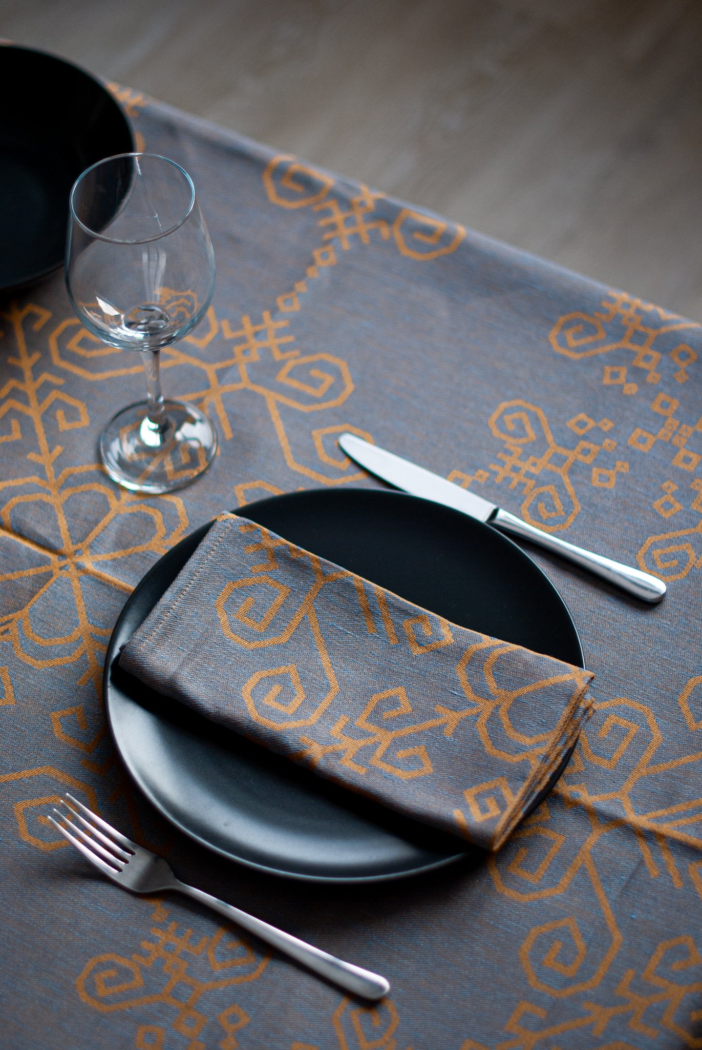 Lina salvete ar iestrādātu Saules mandalas rakstu, rādīts ar galda klājumu no HarmoMe.