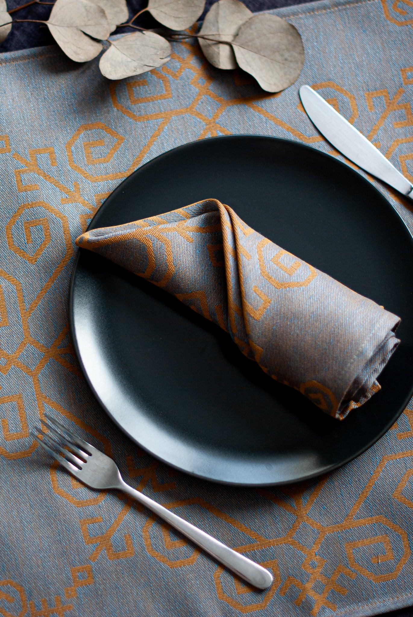 Lina salvete ar iestrādātu Saules mandalas rakstu, rādīts ar galda klājumu no HarmoMe.