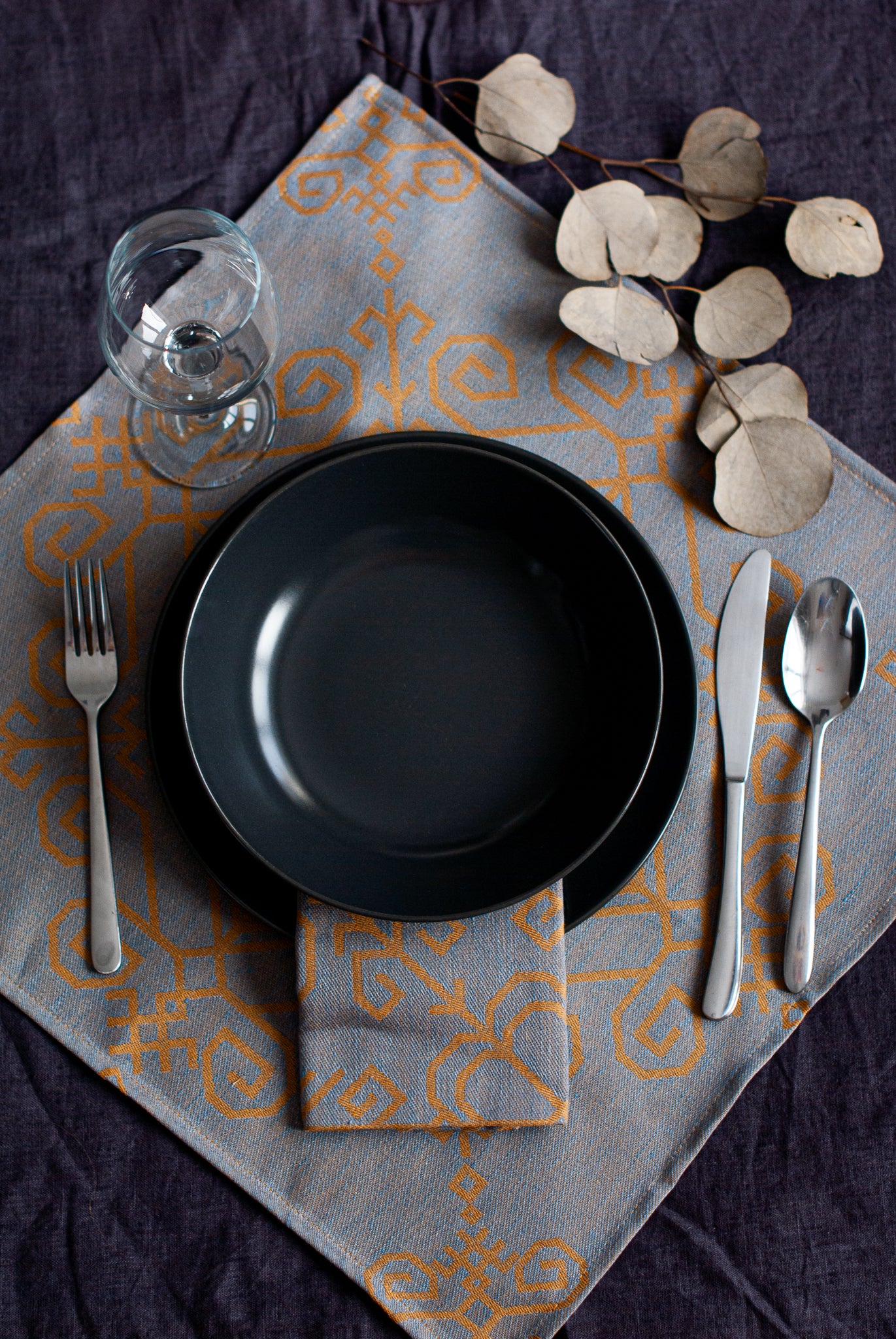 Lina salvete ar iestrādātu Saules mandalas rakstu, rādīts ar galda klājumu no HarmoMe. Lieliska dāvana!