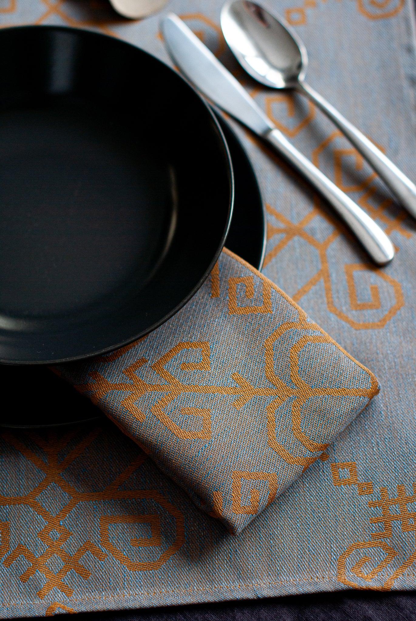 Lina salvete ar iestrādātu Saules mandalas rakstu, tuvplānā ar galda klājumu no HarmoMe.