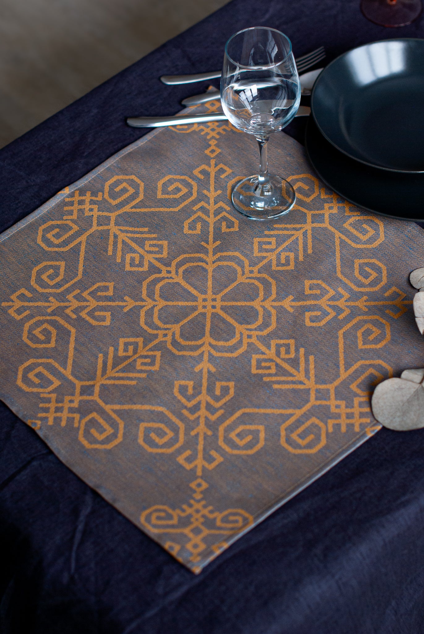 Lina salvete ar iestrādātu Saules mandalas rakstu, rādīts izklātā formā no HarmoMe.