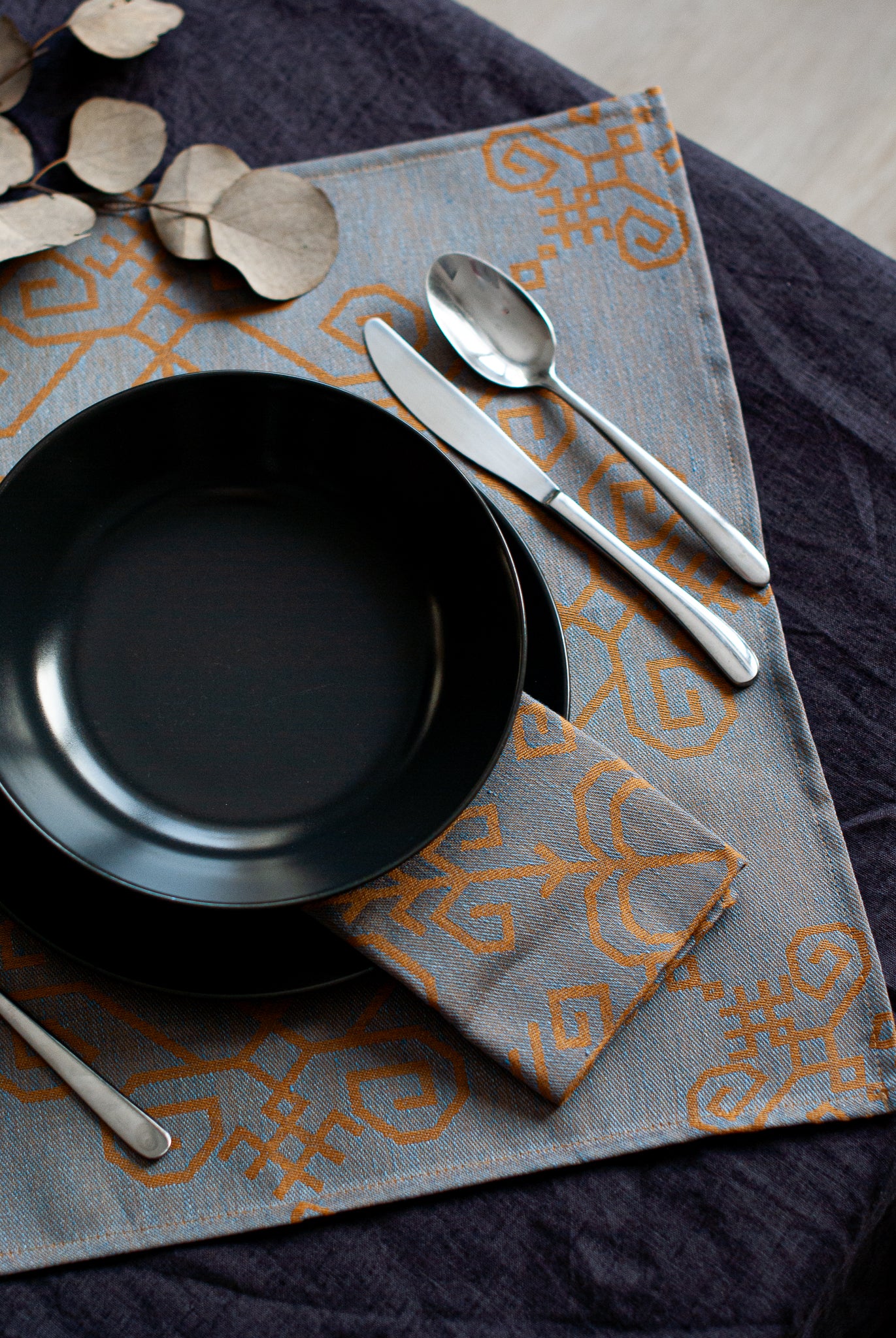 Lina salvete ar iestrādātu Saules mandalas rakstu, rādīts ar galda klājumu no HarmoMe.