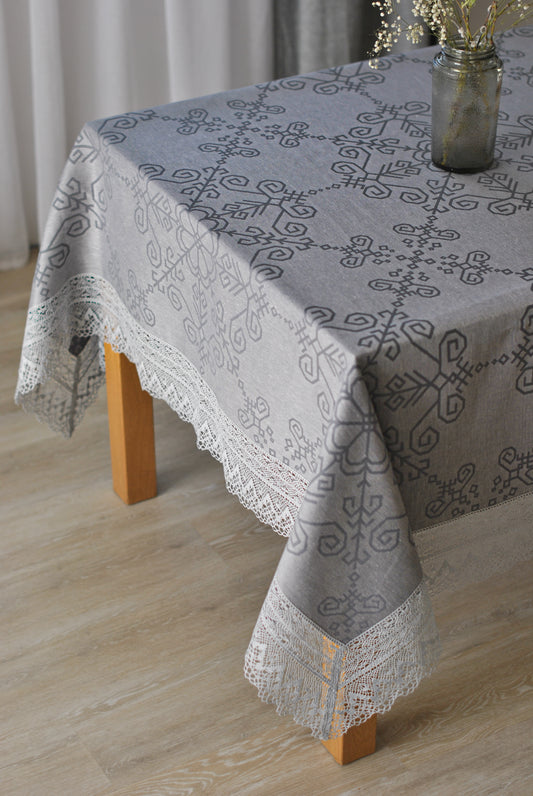 Lina galdauts ar platu mežģīni, saules rakstu uzklāts uz galda ar nolocītiem stūriem no HarmoMe.