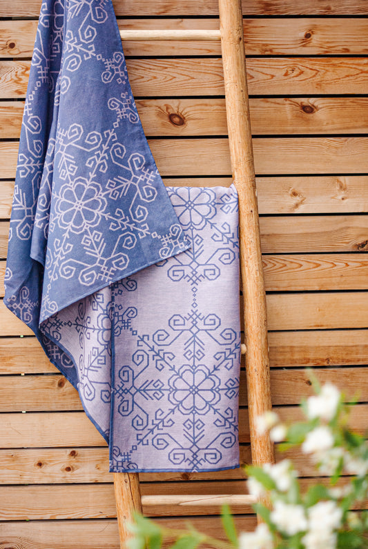 Lina dvielis ar Austras koka rakstu, pakarināti uz koka dvieļu karināmām trepītēm no HarmoMe.