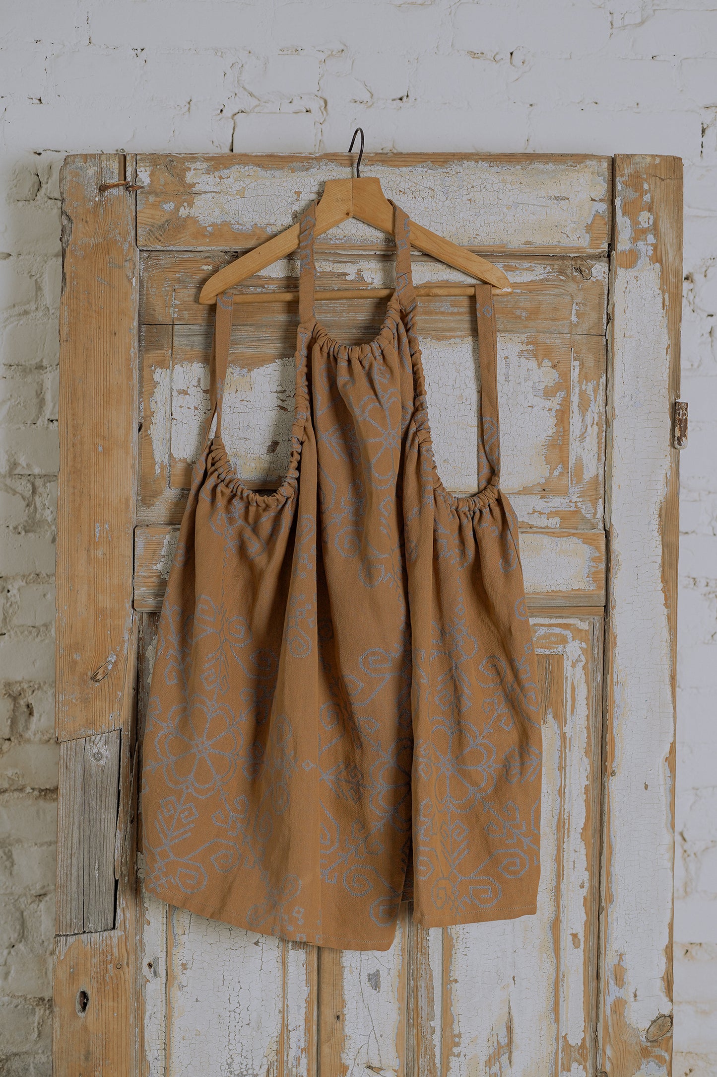 Pirts kleita ar Saules zīmi, abpusēja, pakarināta, redzama gaišā puse no HarmoMe.