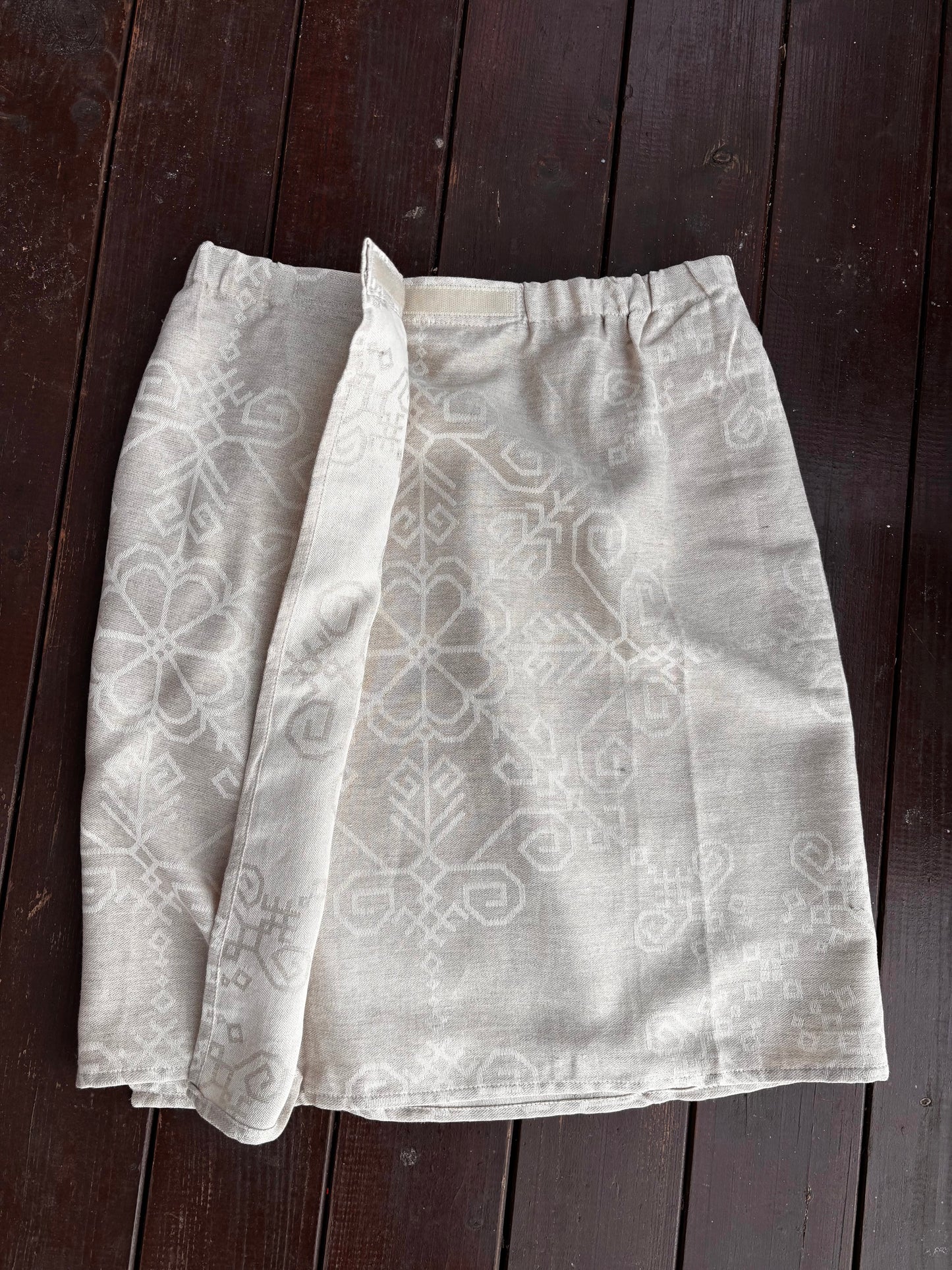 Regulējams pirts dvielis ar lipekli vīrietim un sievietei pirts rituālos ar latviešu un baltu spēka zīmēm