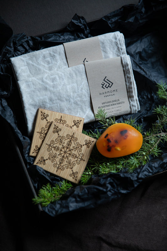 Dāvanu komplekts ar virtuves dvieļiem, ziepēm ar dzintara gabaliņiem un paliktņiem ar Saules mandalu rakstu - skaisti salikti kastē no HarmoMe.