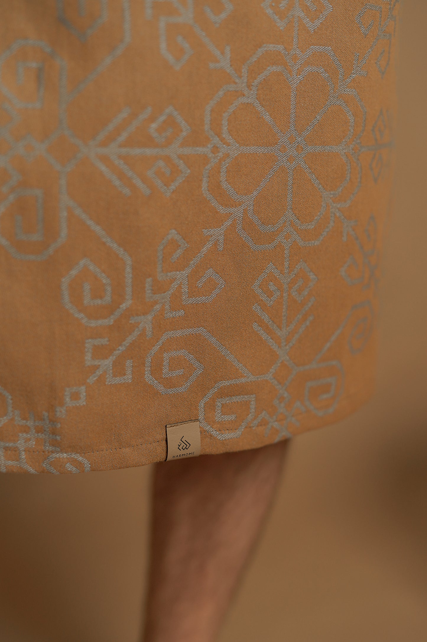 Regulējams vīriešu un sieviešu pirts dvielis ar latviešu rakstiem un baltu spēka zimēm