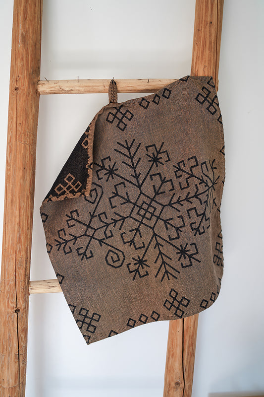 Lina virtuves dvielis ar Austras koka rakstu, bronzas/melns