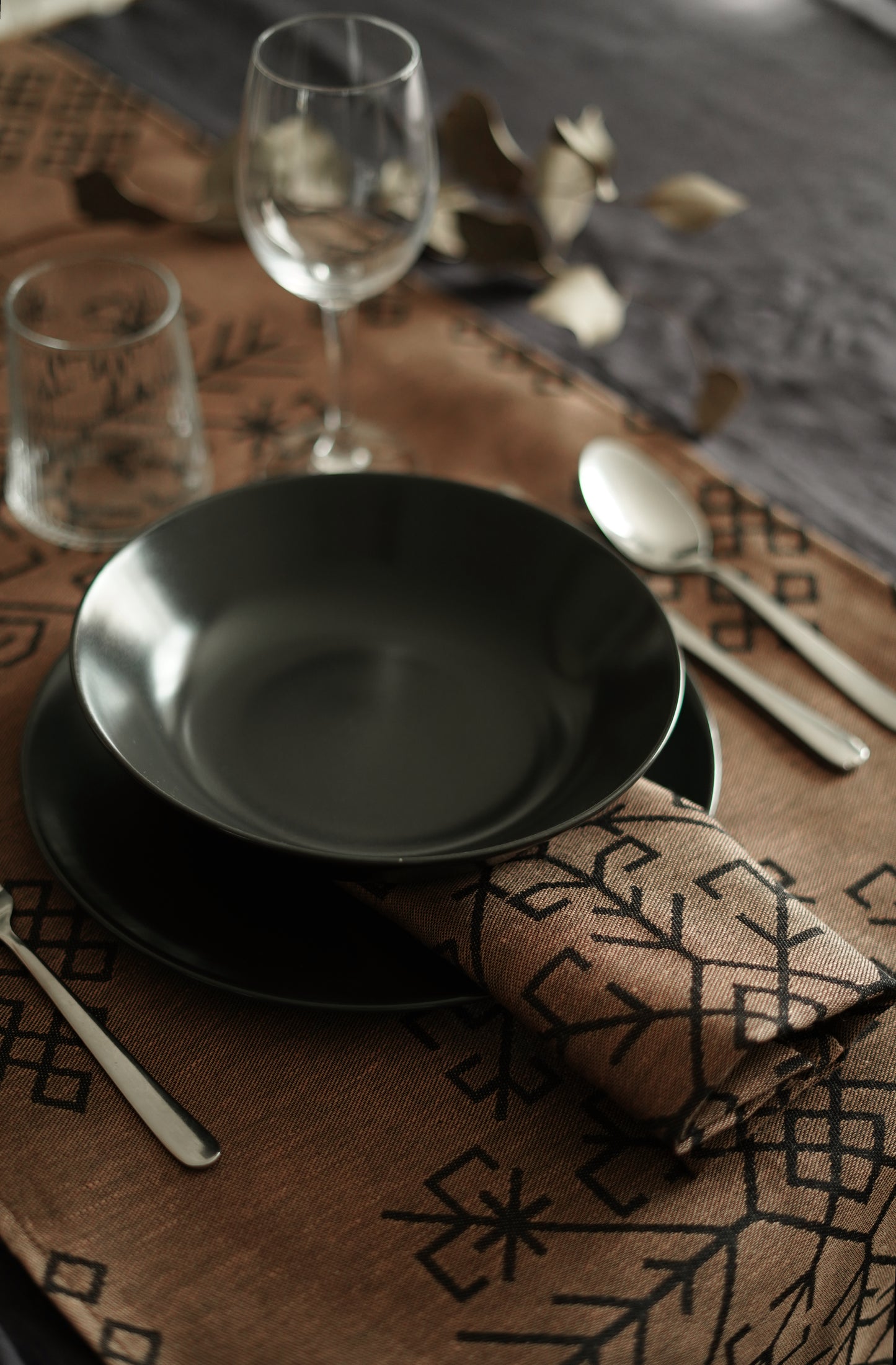 Bronze/Black Linen Napkins With Austra tree Pattern.
