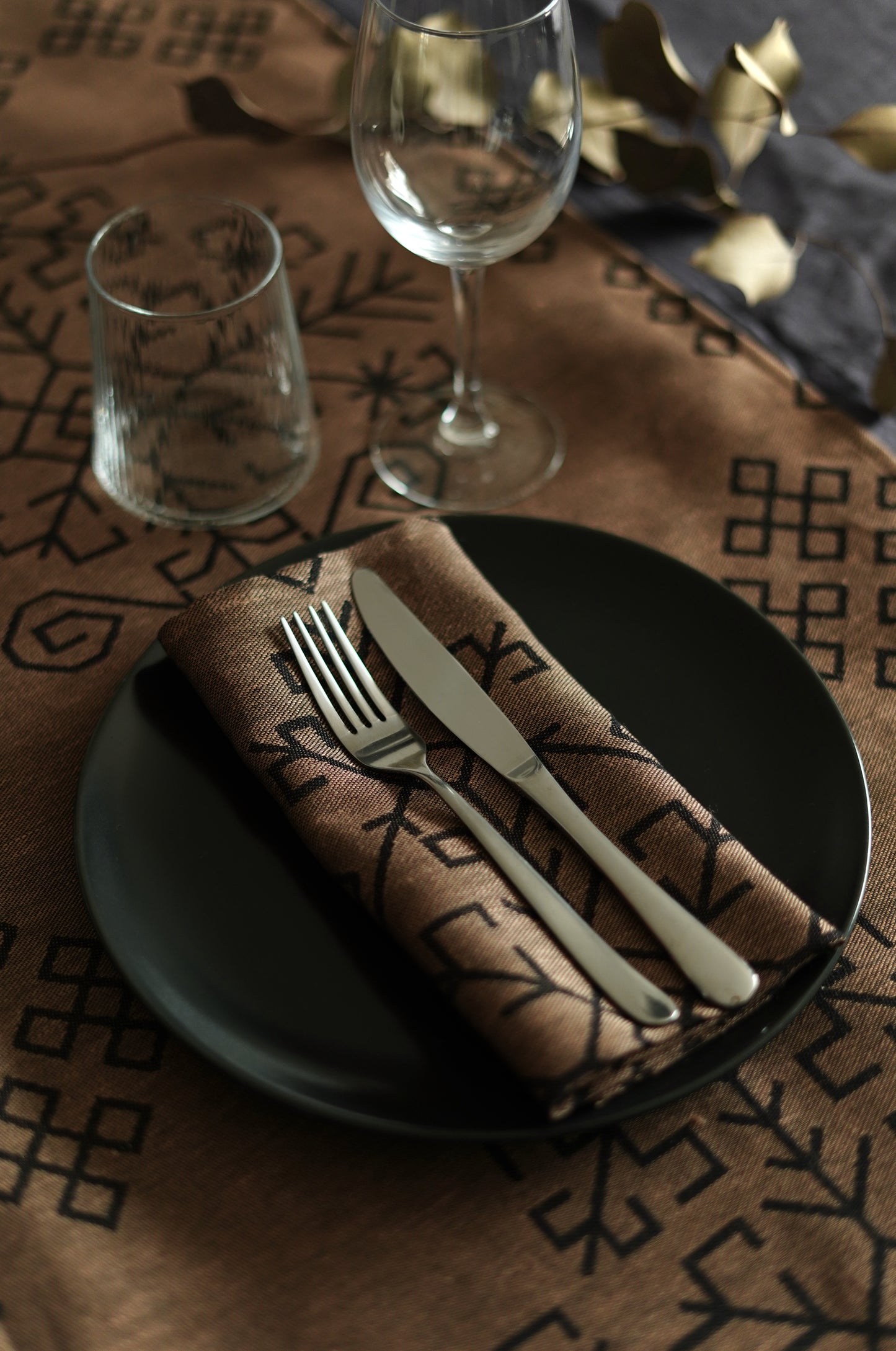 Bronze/Black Linen Napkins With Austra tree Pattern.