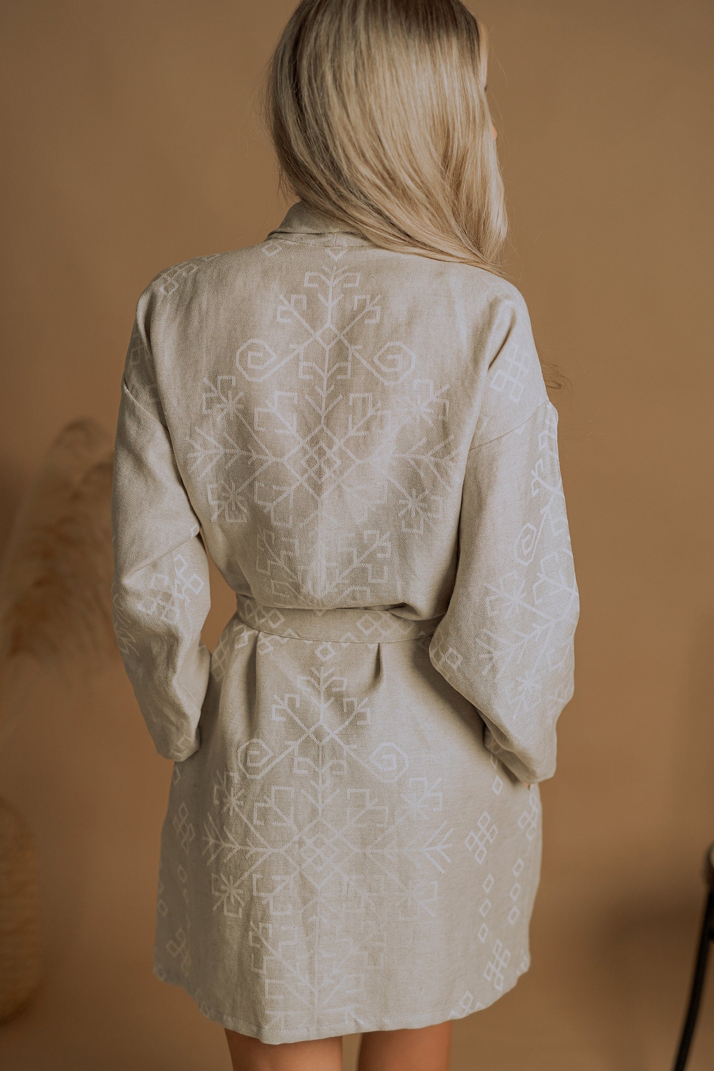 Lina un kokvilnas boho stila kimono / halāts Mini ar austras koka rakstu, modele rāda halāta aizmuguri no HarmoMe.