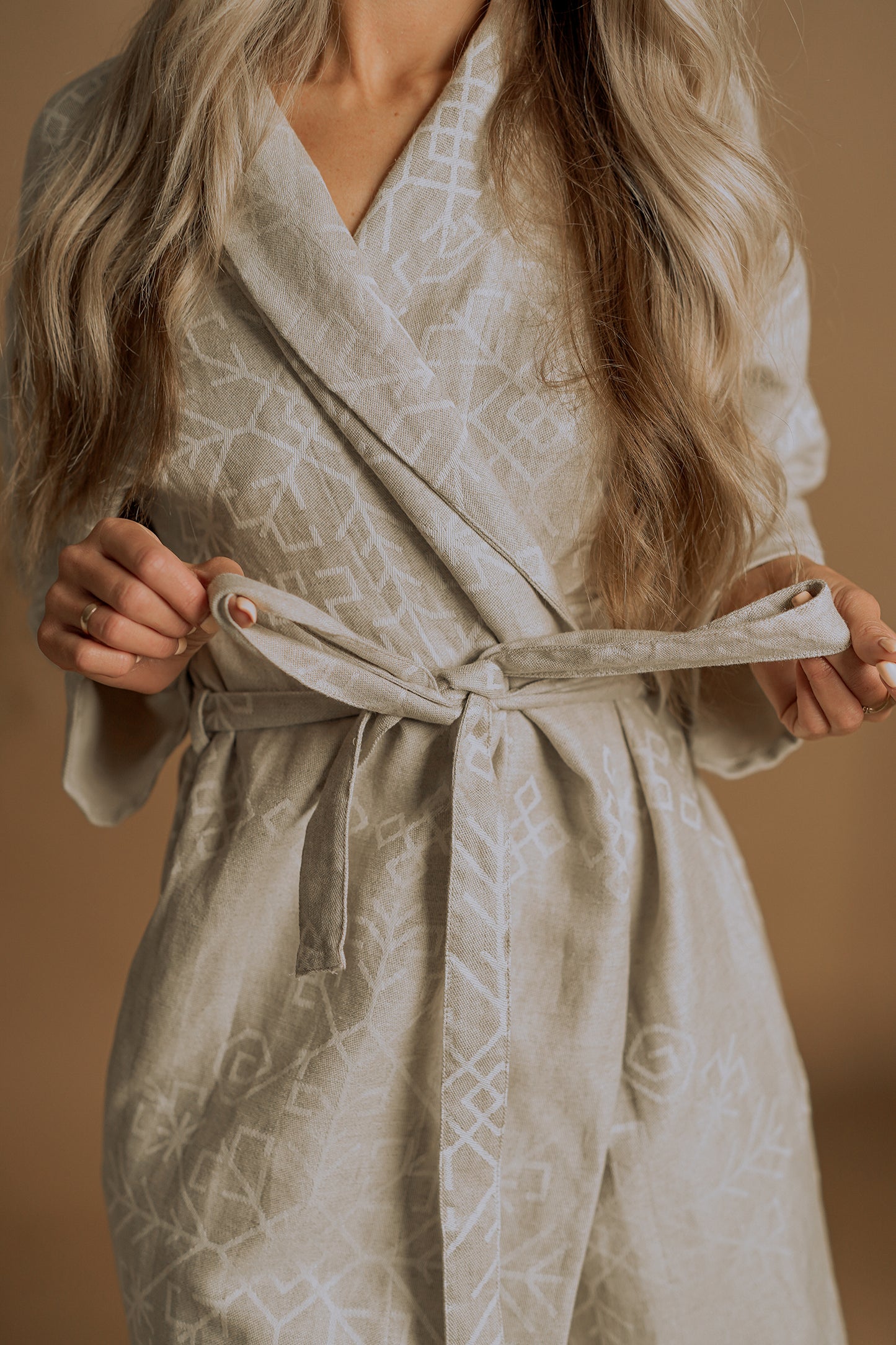 Lina un kokvilnas boho stila kimono / halāts Mini ar austras koka rakstu, lieliski redzama jostasvieta un raksts no HarmoMe.