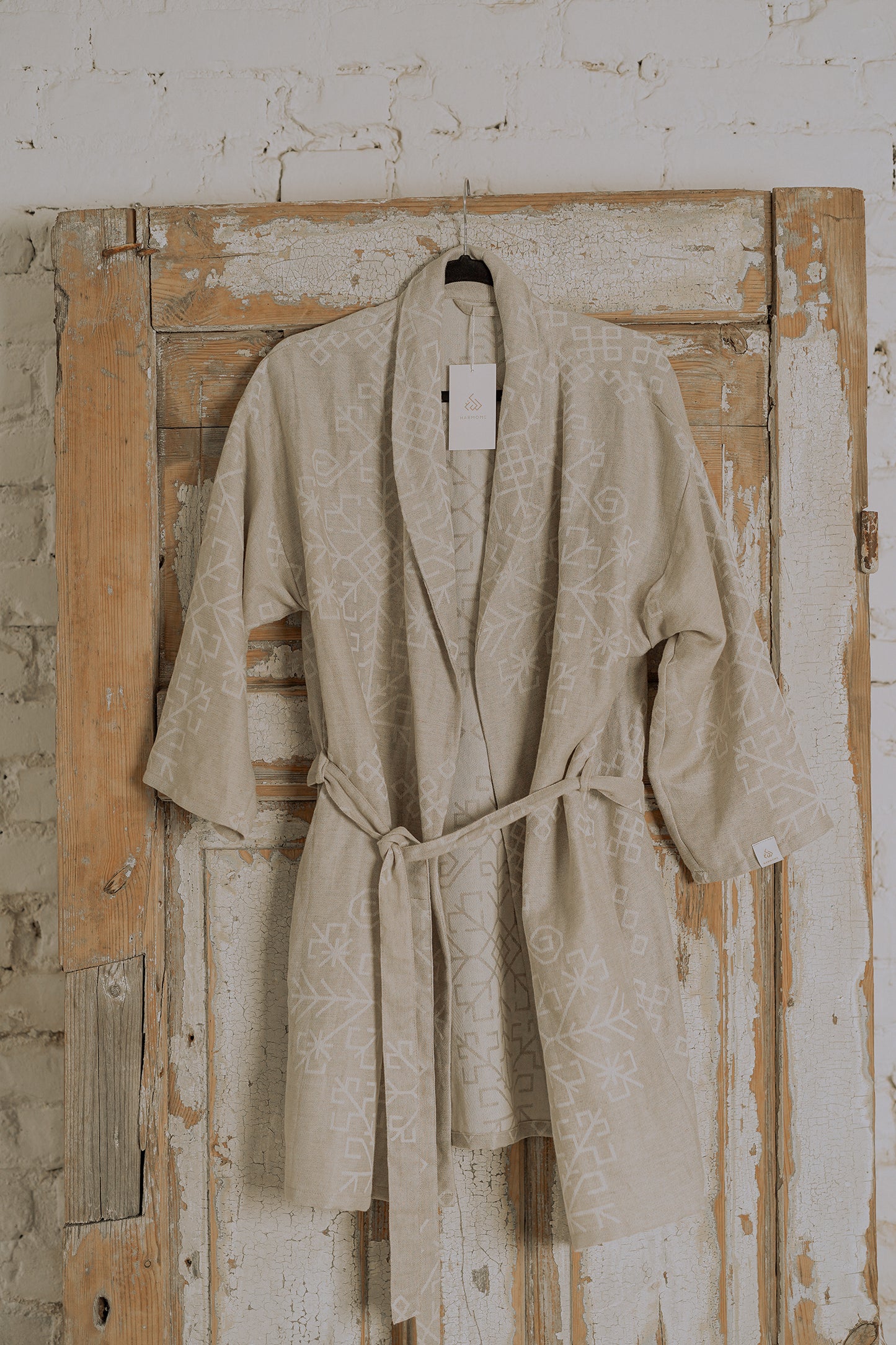 Lina un kokvilnas boho stila kimono / halāts Mini ar austras koka rakstu, lieliski redzama priekšpuse un raksts no HarmoMe.