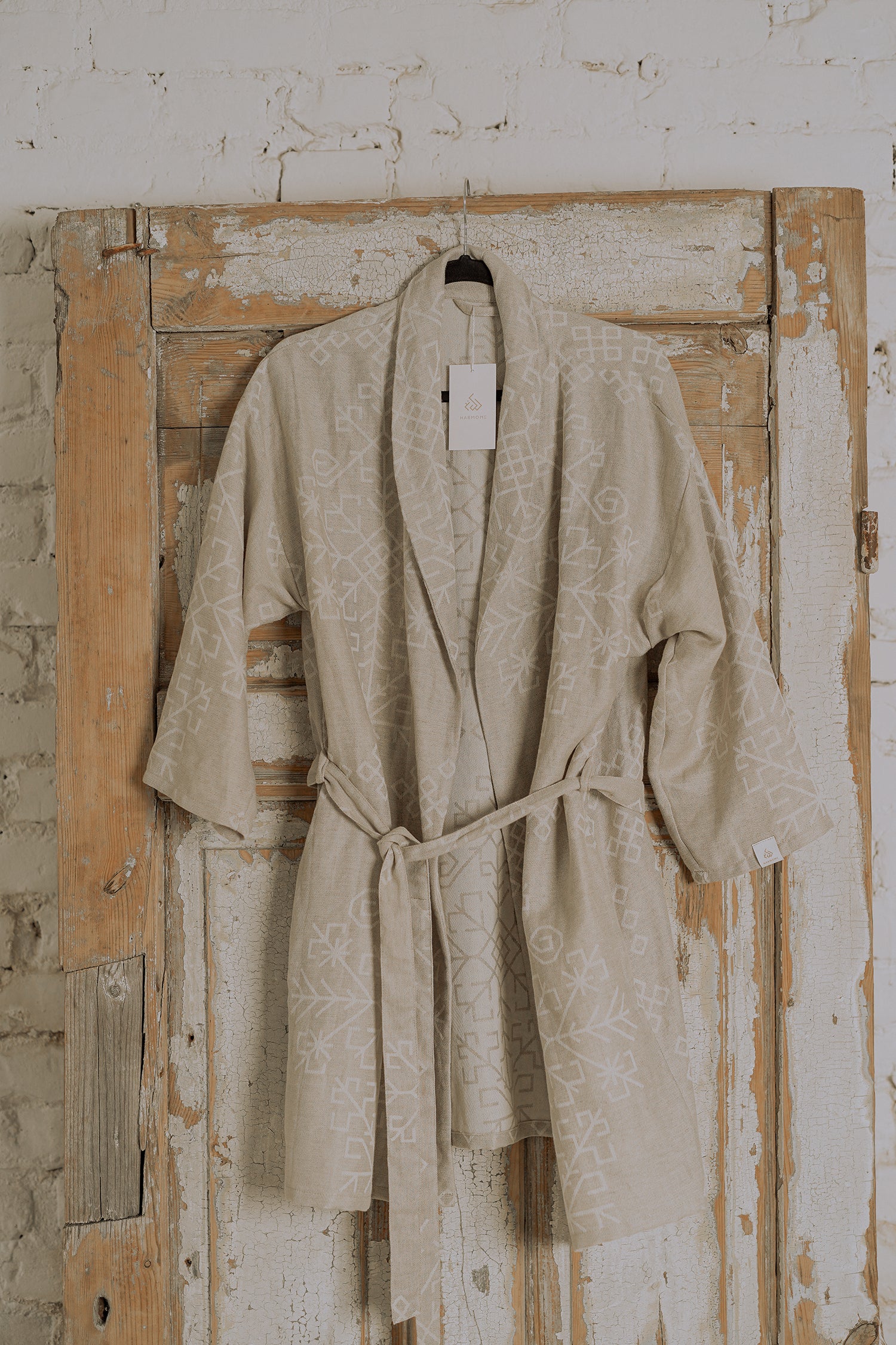 Lina un kokvilnas boho stila kimono / halāts Mini ar austras koka rakstu, lieliski redzama priekšpuse un raksts no HarmoMe.