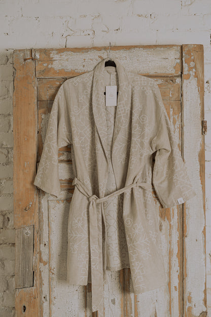 Lina un kokvilnas boho stila kimono / halāts Mini ar austras koka rakstu, lieliski redzama priekšpuse un raksts no HarmoMe.