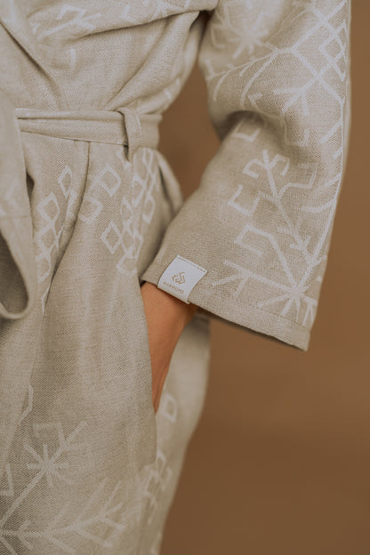 Lina un kokvilnas boho stila kimono / halāts Mini ar austras koka rakstu tuvplānā, lieliski redzams piedurkņu piegriezums no HarmoMe.