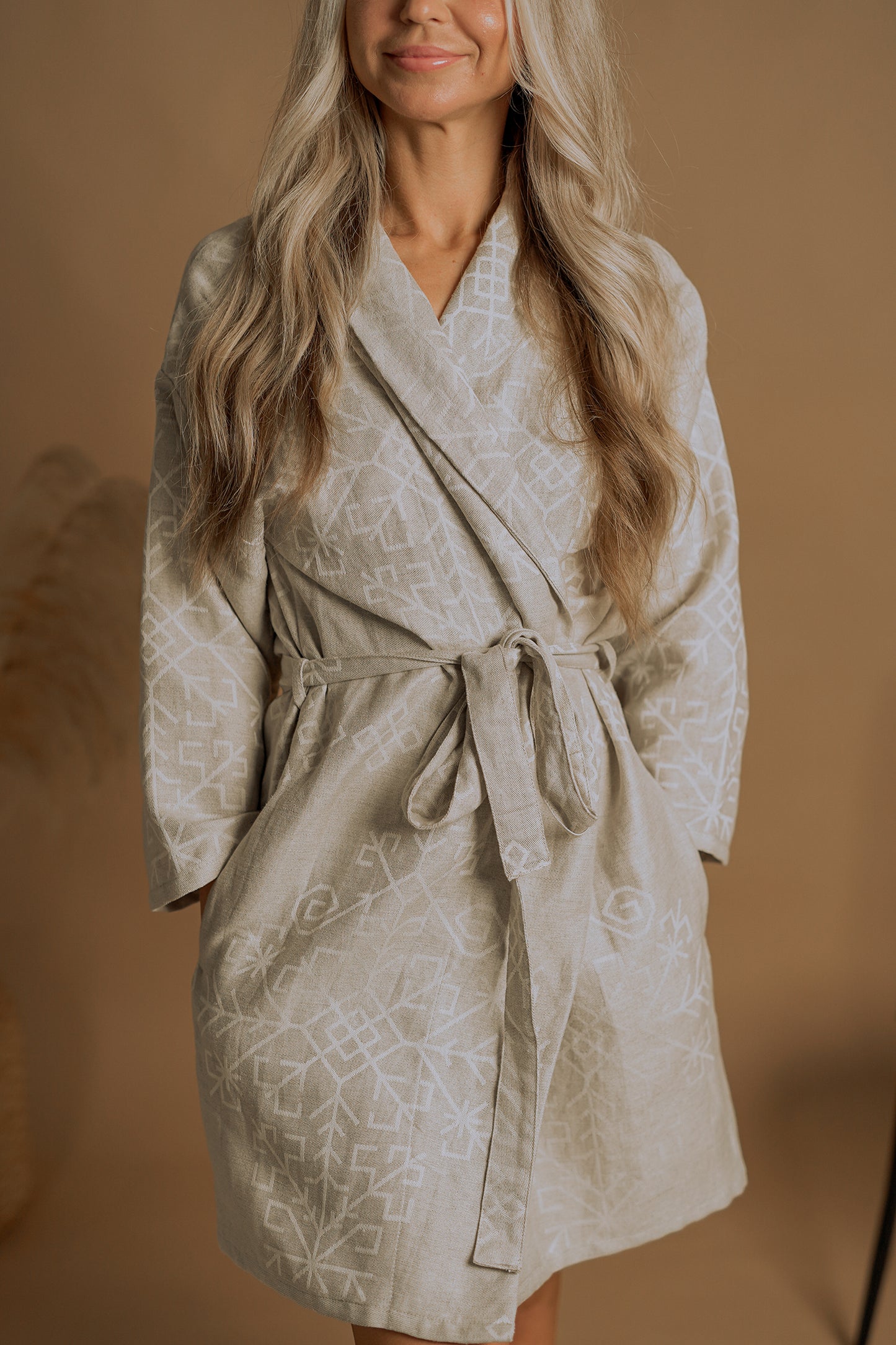 Lina un kokvilnas boho stila kimono / halāts Mini ar austras koka rakstu, lieliski redzama jostasvieta no HarmoMe.
